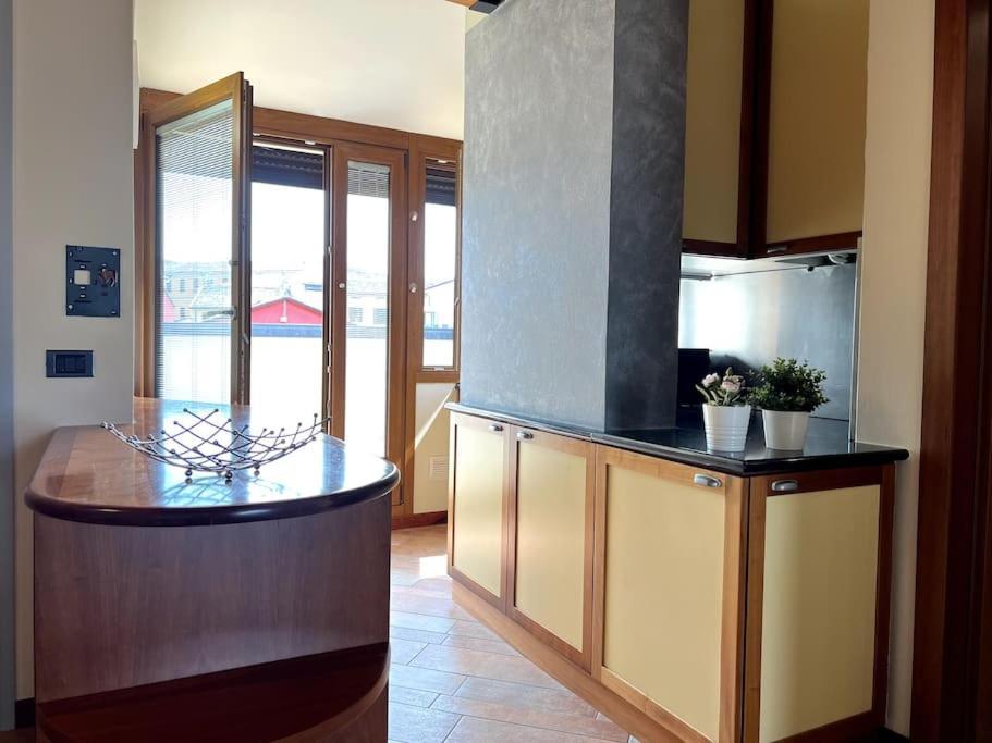 Ferienwohnung Attico In Piazza Matteotti Desenzano del Garda Exterior foto